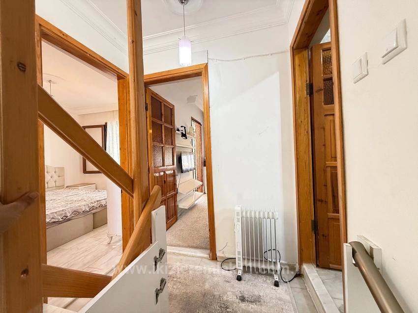 Seferihisar Doğanbey Merkez'de Acil Satılık Geniş Bahçeli 3+1 Villa