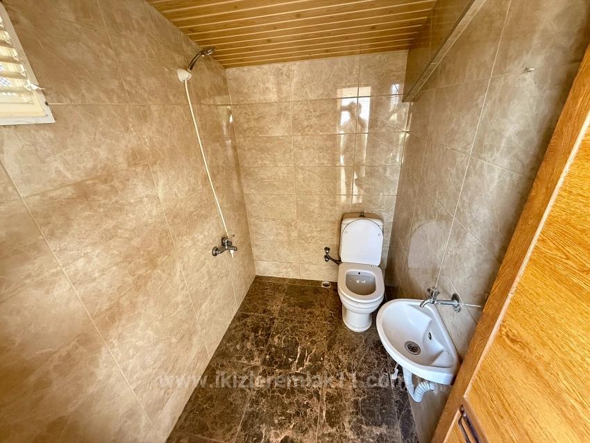 Seferihisar Doğanbey Merkez'de Acil Satılık Geniş Bahçeli 3+1 Villa