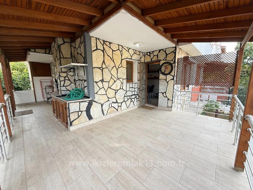 Seferihisar Doğanbey Merkez'de Acil Satılık Geniş Bahçeli 3+1 Villa