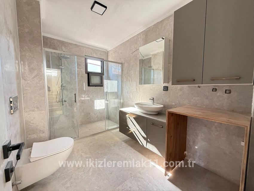 Seferihisar Doğanbey Cumhuriyet Mah. Satılık 3+1 Villa - 180 m²