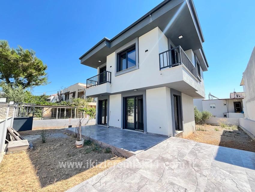 Seferihisar Doğanbey Atatürk Mah. Satılık 3+1 Villa - 390 m²