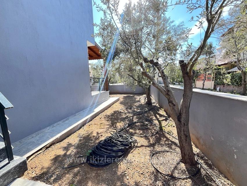 Seferihisar Doğanbey’de Satılık Sıfır Müstakil Geniş Bahçeli 3+1 Villa