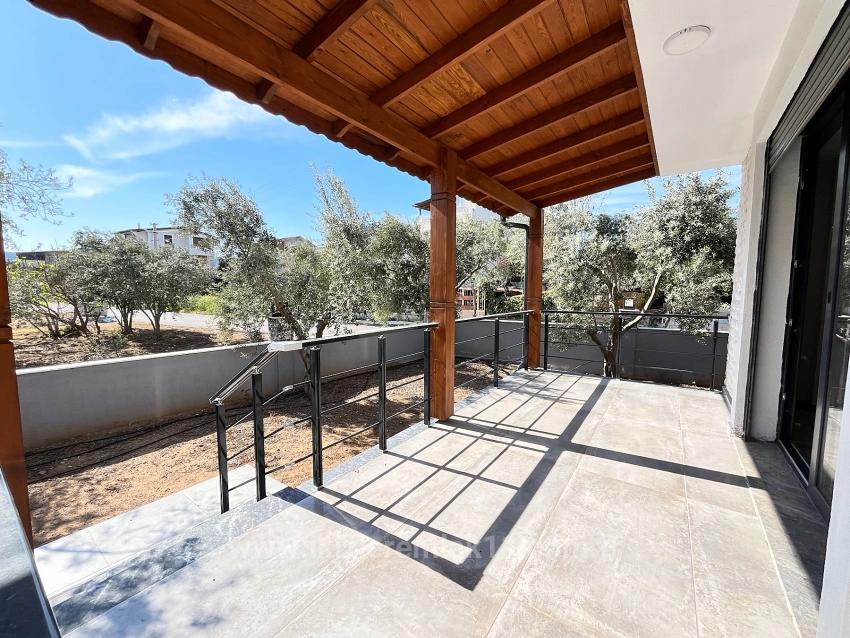 Seferihisar Doğanbey’de Satılık Sıfır Müstakil Geniş Bahçeli 3+1 Villa