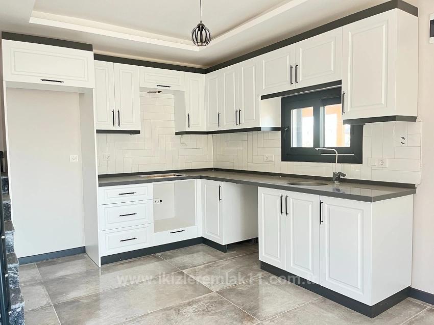 Seferihisar Doğanbey’de Satılık Sıfır Müstakil Geniş Bahçeli 3+1 Villa