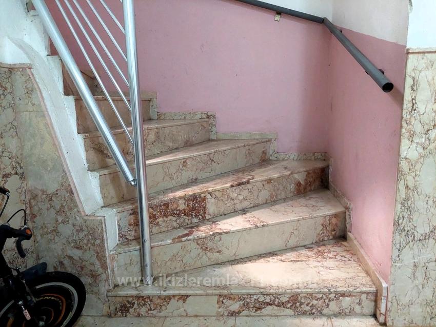 Seferihisar Ürkmez Merkez’de Satılık2+1 Ara Kat Daire