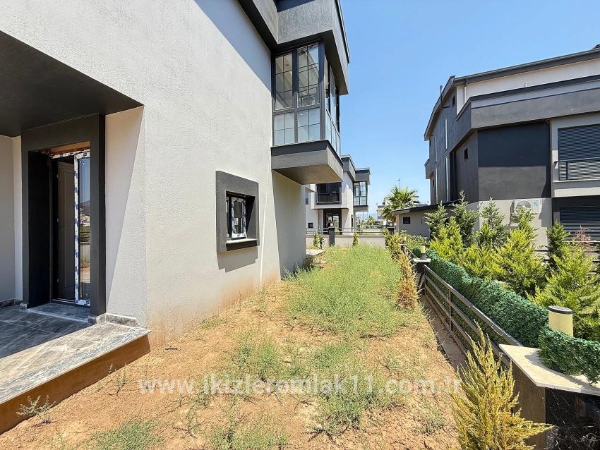 Seferihisar Doğanbey Cumhuriyet Mah. Satılık 2+1 Müstakil Ev - 190 m²