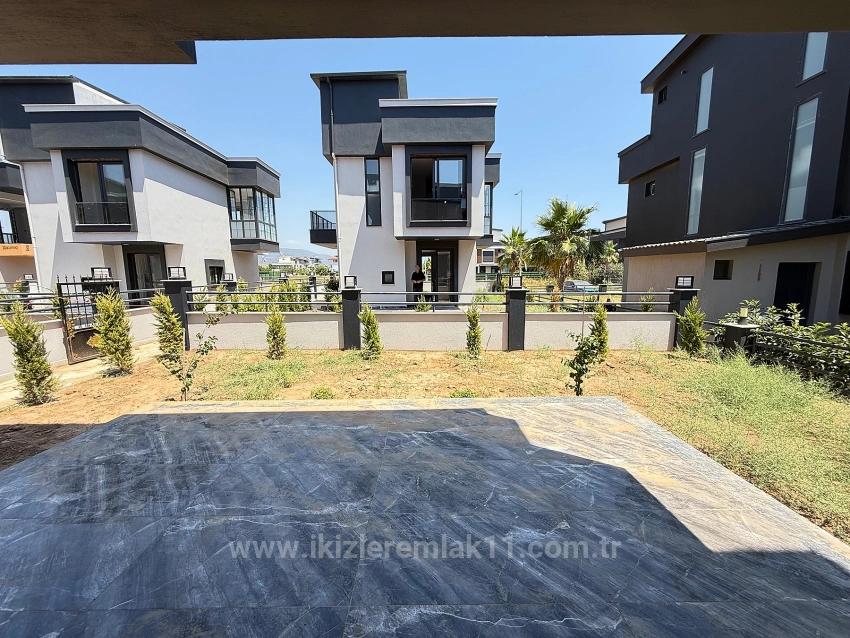 Seferihisar Doğanbey’de Satılık Müstakil Bahçeli 2 + 1 Villa