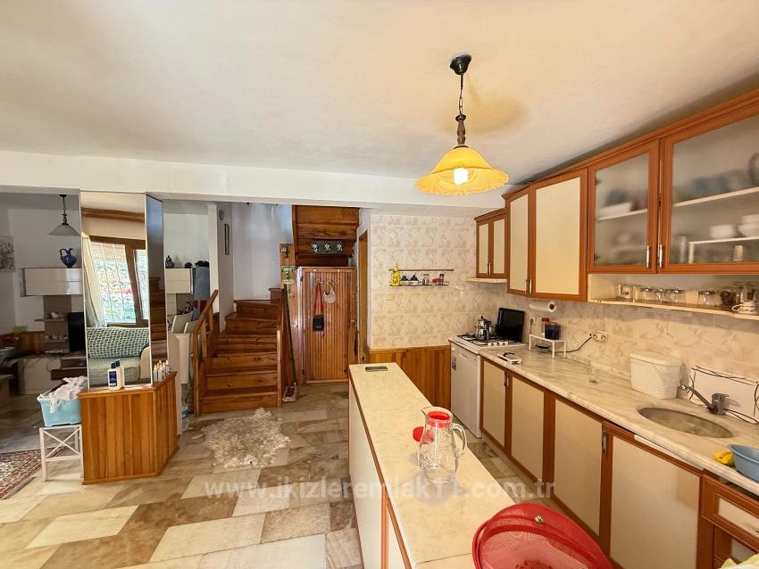 Seferihisar Ürkmez’de Deniz Tarafında Satılık Masrafsız 3 + 1 Bahçeli Villa