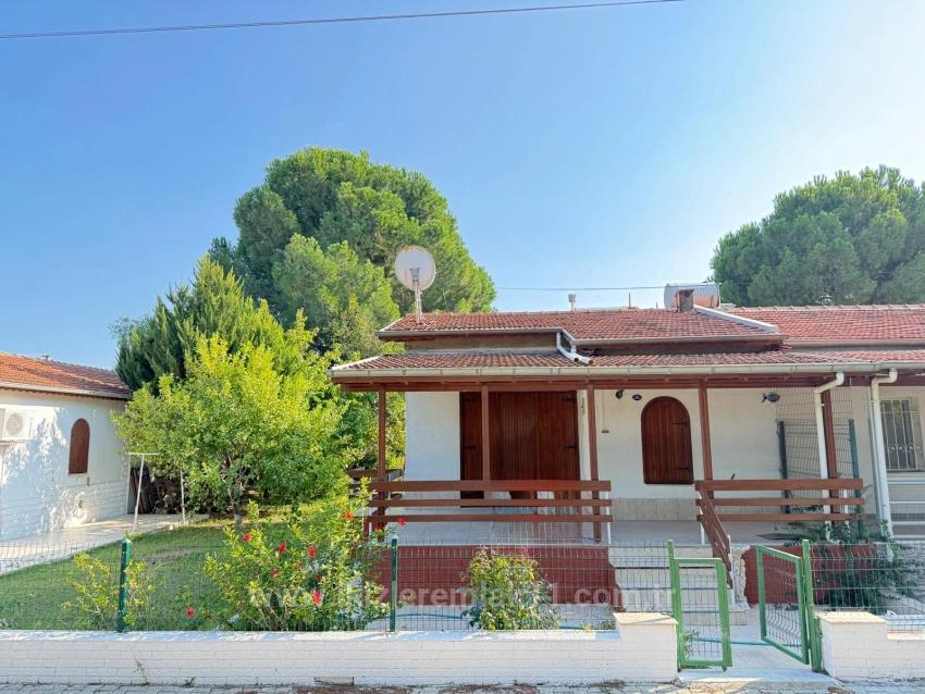 Seferihisar Doğanbey‘de Site İçinde Denize 100 Metre Geniş Bahçeli 2 + 1 Müstakil Yazlık