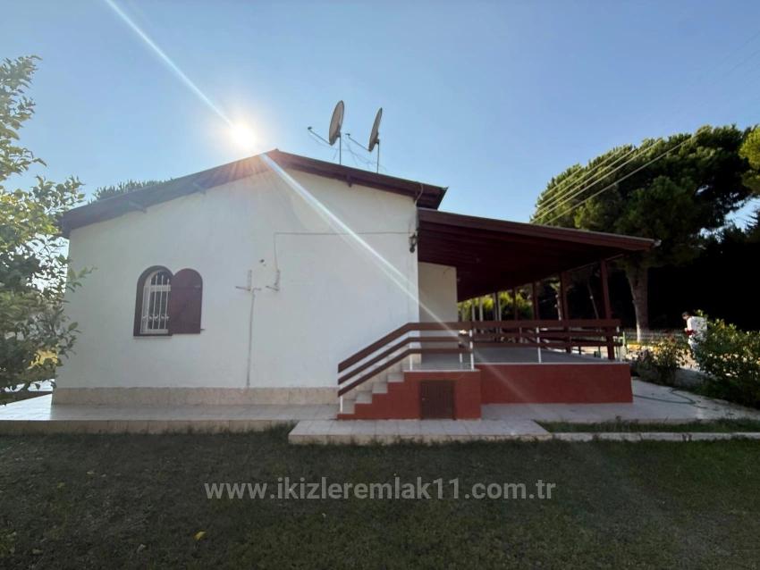 Seferihisar Doğanbey‘de Site İçinde Denize 100 Metre Geniş Bahçeli 2 + 1 Müstakil Yazlık