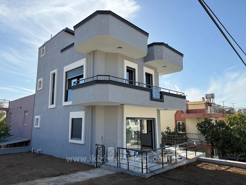 Ürkmez'de Deniz Manzaralı Müstakil Ayrı Mutfak 3+1 Köşe Villa