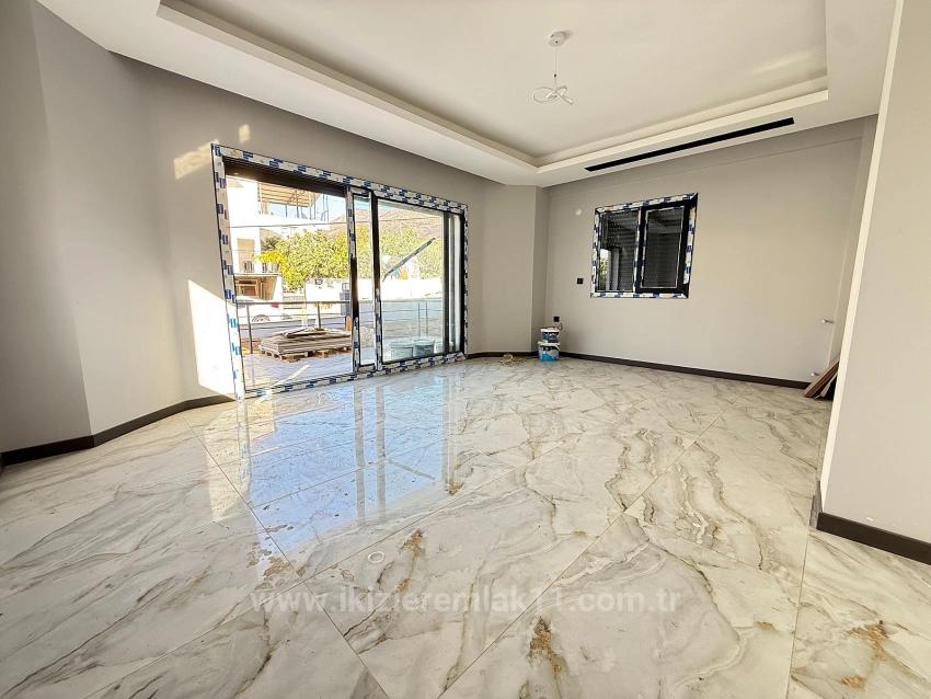 Ürkmez'de Deniz Manzaralı Müstakil Ayrı Mutfak 3+1 Köşe Villa