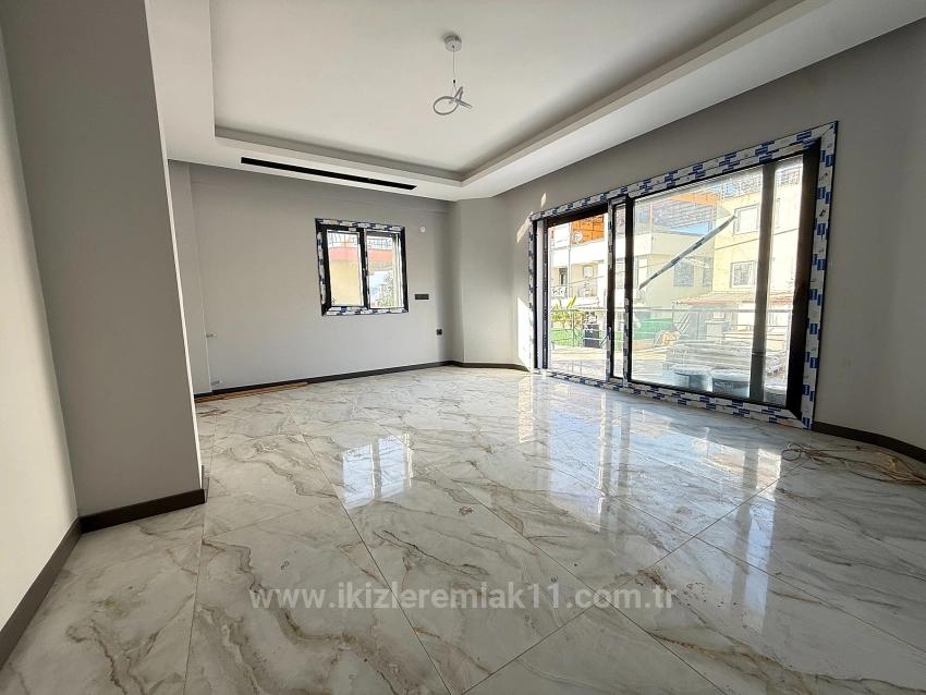 Ürkmez'de Deniz Manzaralı Müstakil Ayrı Mutfak 3+1 Köşe Villa