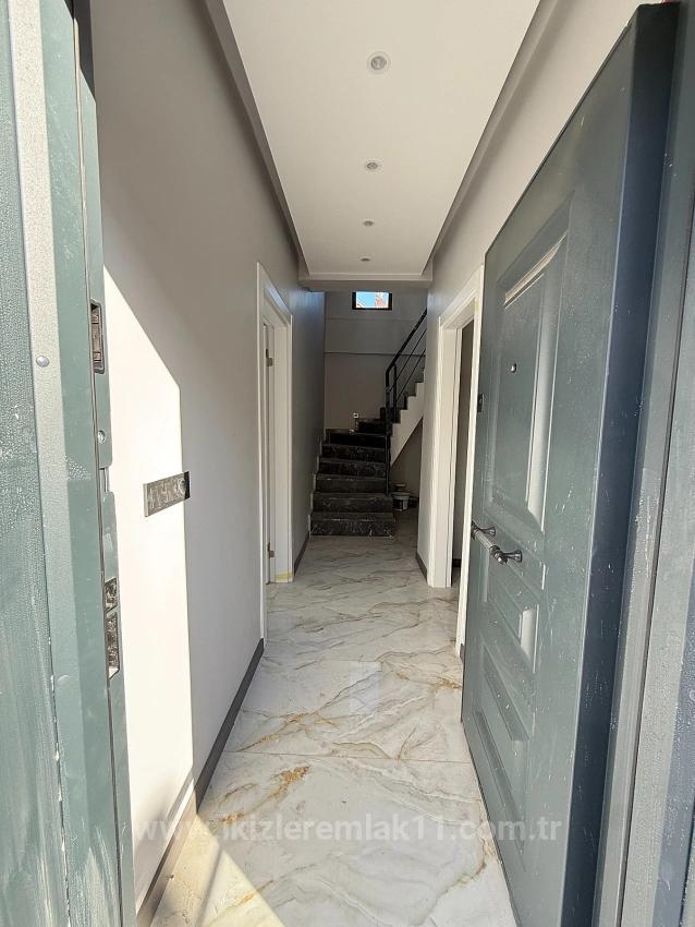 Ürkmez'de Deniz Manzaralı Müstakil Ayrı Mutfak 3+1 Köşe Villa