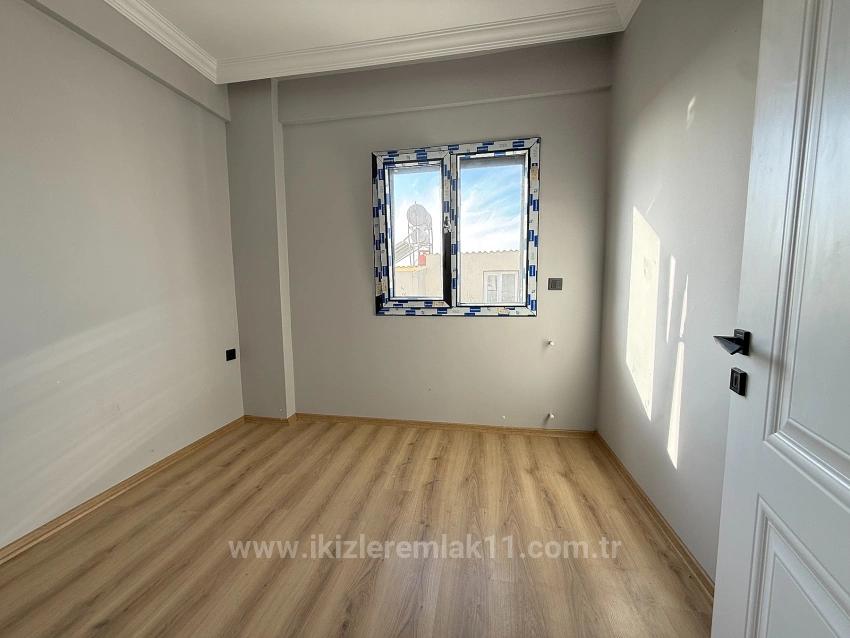 Ürkmez'de Deniz Manzaralı Müstakil Ayrı Mutfak 3+1 Köşe Villa