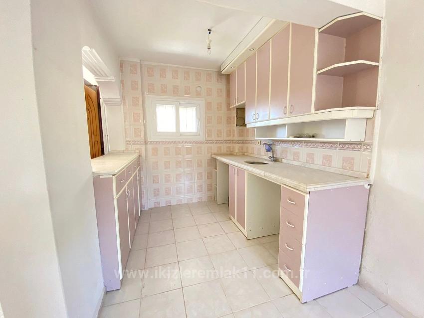 Seferihisar Ürkmez'de Deniz Tarafında Satılık 1+1. 85 M2 Daire