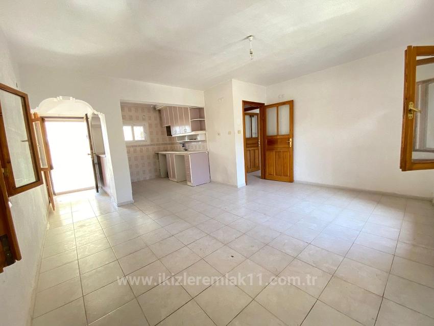 Seferihisar Ürkmez'de Deniz Tarafında Satılık 1+1. 85 M2 Daire