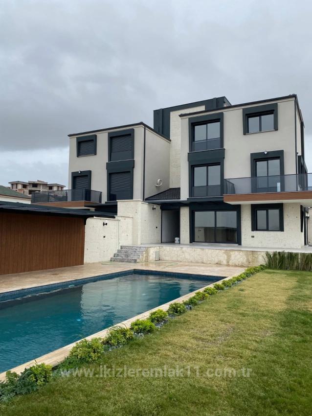 Seferihisar Düzce Mah. Satılık 4+2 Müstakil Ev - 750 m²