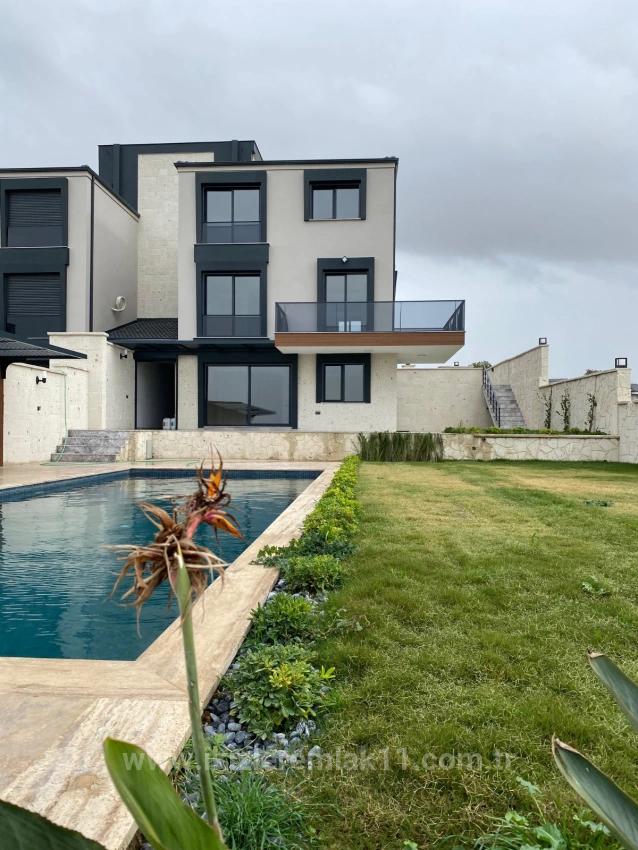 İzmir Seferihisar Düzce’de Satılık 750 Metre² 4 + 2 Özel Havuz Lüks Villa