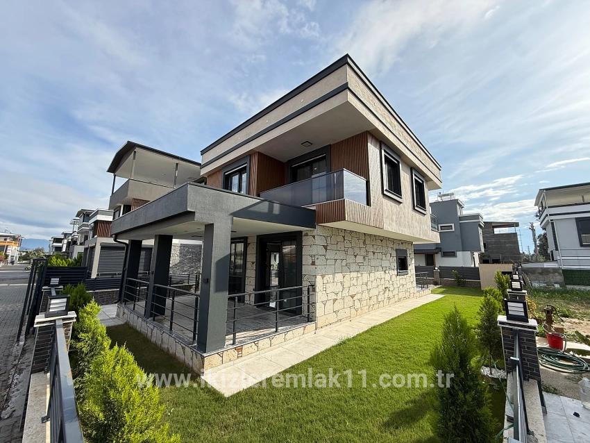 Seferihisar Doğanbey Cumhuriyet Mah. Satılık 3+1 Villa - 290 m²
