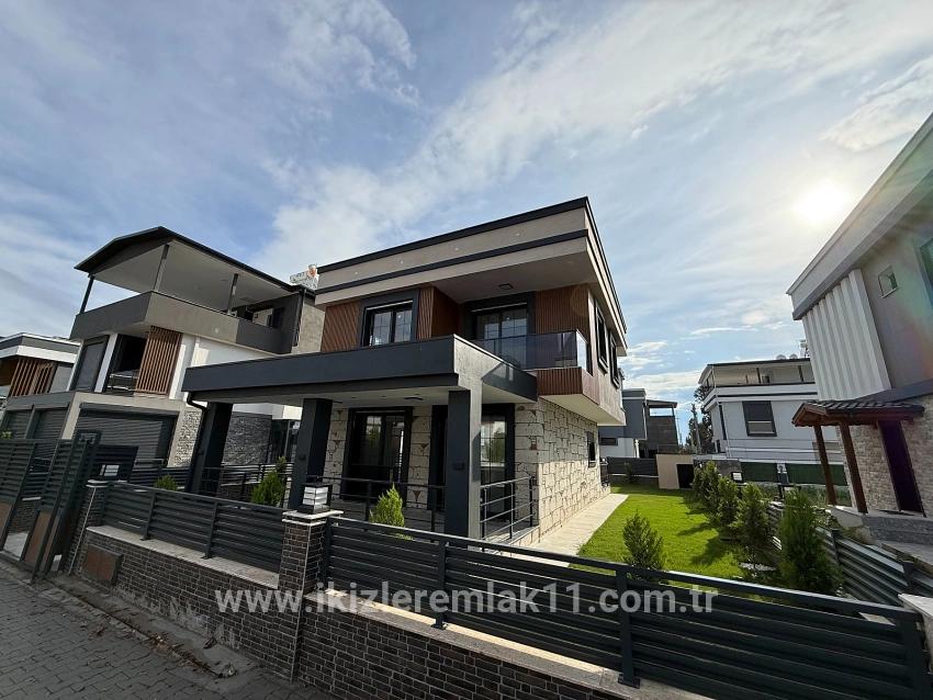 Seferihisar Doğanbey Cumhuriyet Mah. Satılık 3+1 Villa - 290 m²