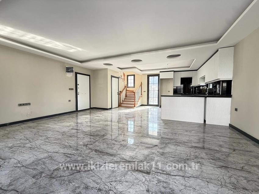 Seferihisar Doğanbey Cumhuriyet Mah. Satılık 3+1 Villa - 290 m²