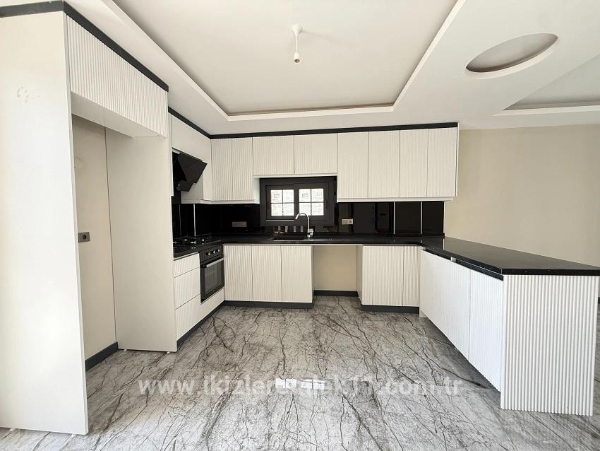Seferihisar Doğanbey Cumhuriyet Mah. Satılık 3+1 Villa - 290 m²