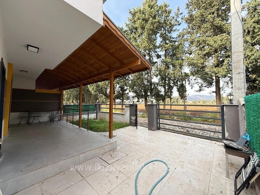 Seferihisar Doğanbey’de Satılık 3 + 1 Sıfır Geniş Bahçeli Villa Yazlık