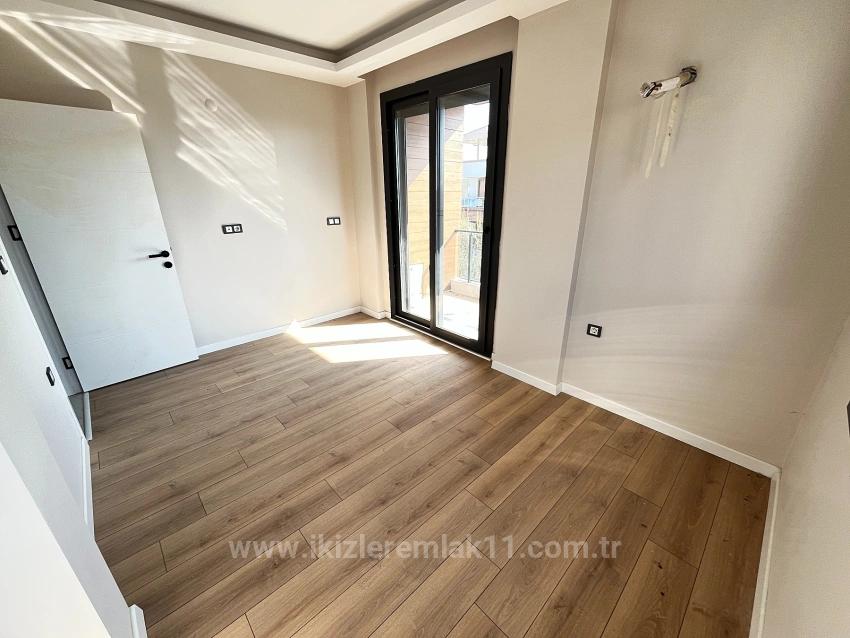 Ürkmez Doğanbey'de Satılık Sıfır Tek Müstakil 3+1 Geniş Villa