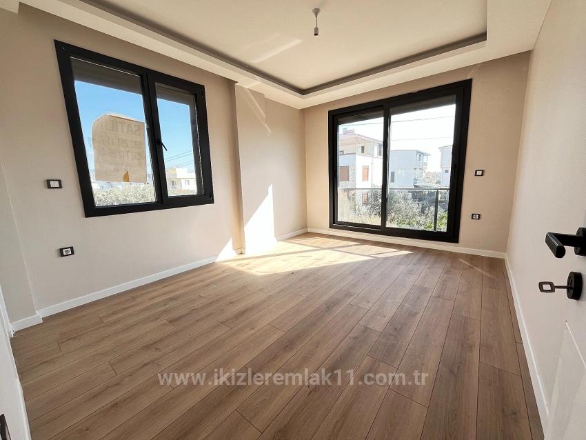 Ürkmez Doğanbey'de Satılık Sıfır Tek Müstakil 3+1 Geniş Villa