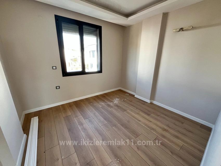 Ürkmez Doğanbey'de Satılık Sıfır Tek Müstakil 3+1 Geniş Villa