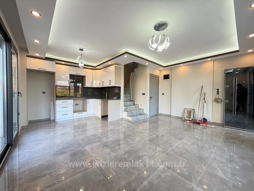 Seferihisar Doğanbey De Denize Yakin Satılık Bahçeli Sıfır Luks 3+1 Villa