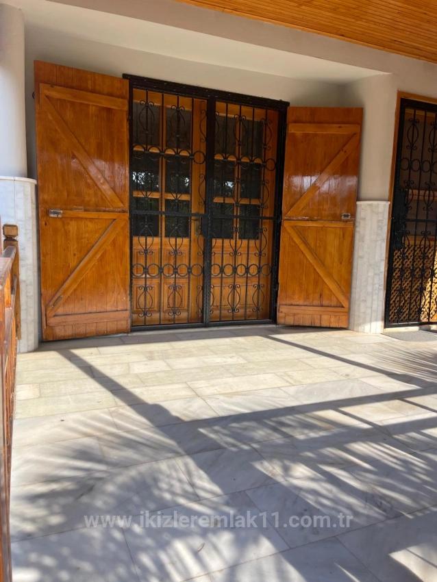 Seferihisar Ürkmez’de Deniz Tarafında Satılık 3 + 1 Bahçeli Dubleks Villa