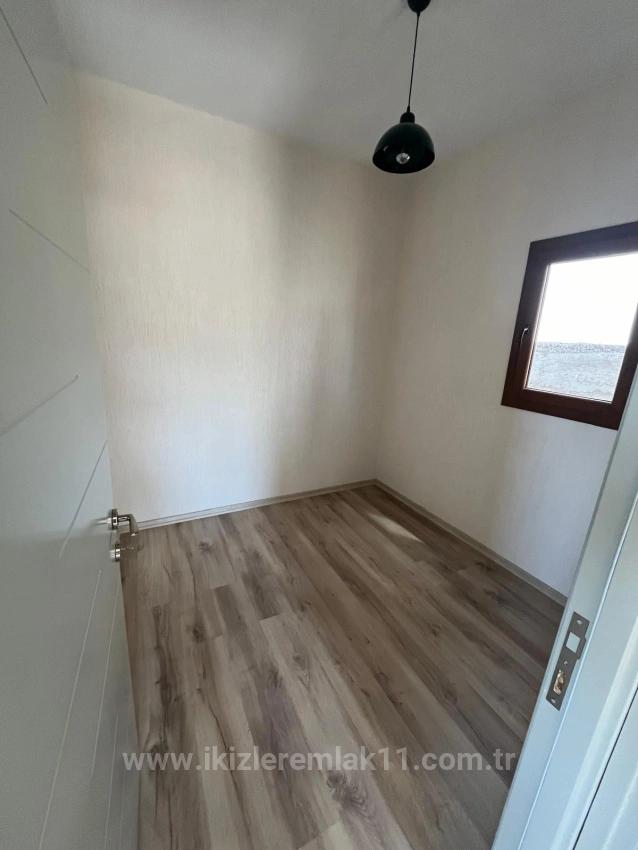 Menderes Gümüldür‘de Satılık Prefabrik 2 + 1 200 Metre Bahçe İçinde Tek Müstakil Yazlık