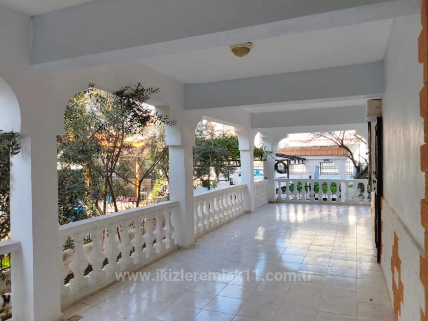 Seferihisar Doğanbey Cumhuriyet Mah. Satılık 6+1 Müstakil ev - 200 m²
