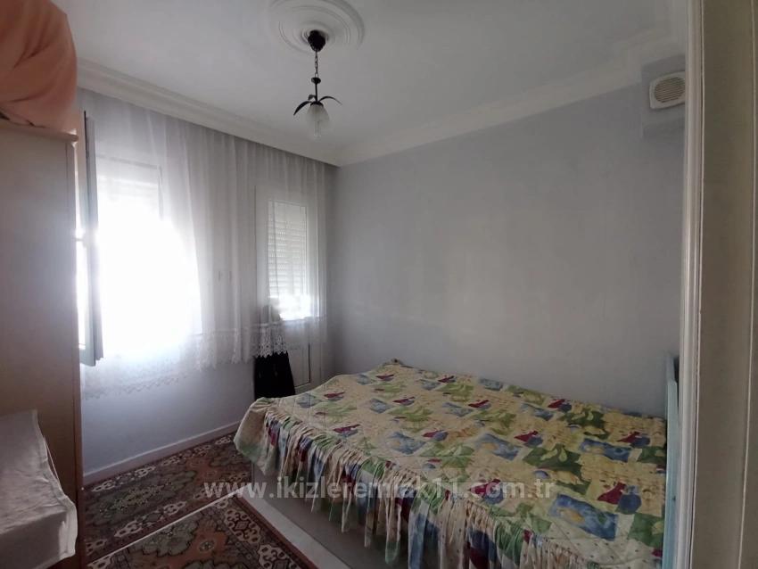 Seferihisar Doğanbey Cumhuriyet Mah. Satılık 6+1 Müstakil ev - 200 m²