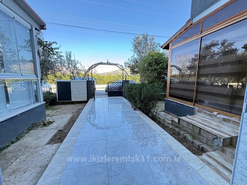 Seferihisar Ürkmez Merkezde Satılık Giriş Katı Bahçeli 2 + 1 Daire