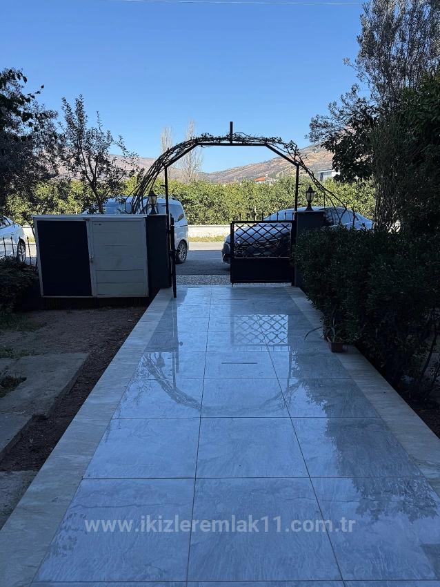 Seferihisar Ürkmez Merkezde Satılık Giriş Katı Bahçeli 2 + 1 Daire