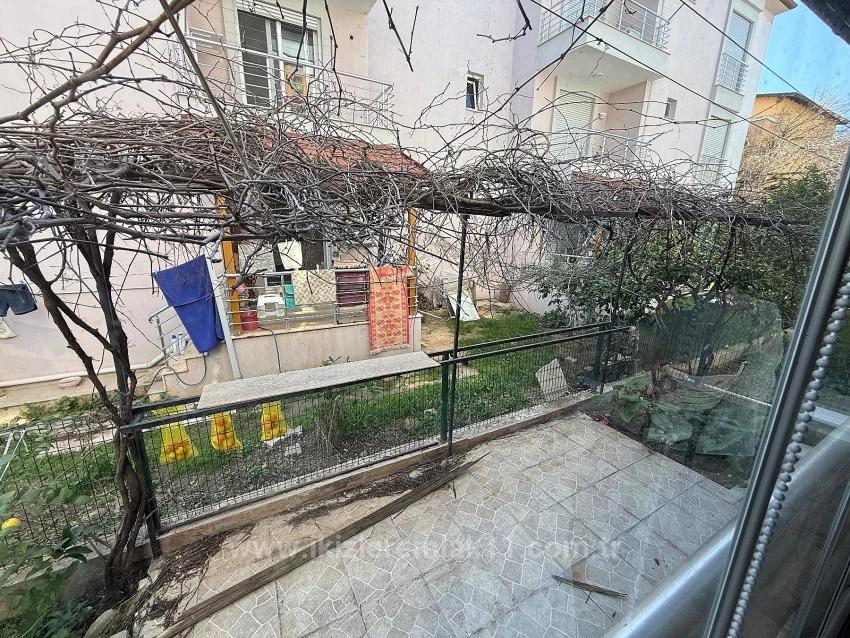 Seferihisar Ürkmez Merkezde Satılık Giriş Katı Bahçeli 2 + 1 Daire