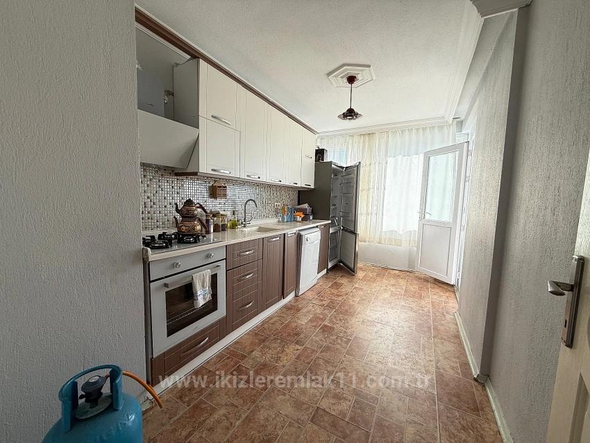 Seferihisar Ürkmez Merkez’de 2 + 1 Ara Kat Mutfak Ayrı 90 Metre² Daire