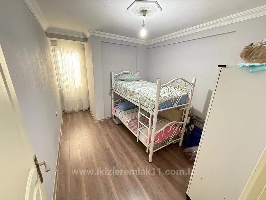 Seferihisar Ürkmez Merkez’de 2 + 1 Ara Kat Mutfak Ayrı 90 Metre² Daire