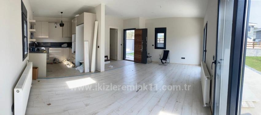 Seferihisar Doğanbey Cumhuriyet Mah. Satılık 3+1 Villa - 250 m²