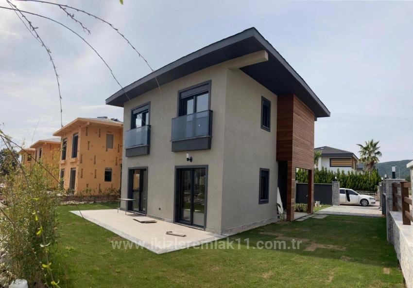 Seferihisar Doğanbey Cumhuriyet Mah. Satılık 3+1 Villa - 250 m²