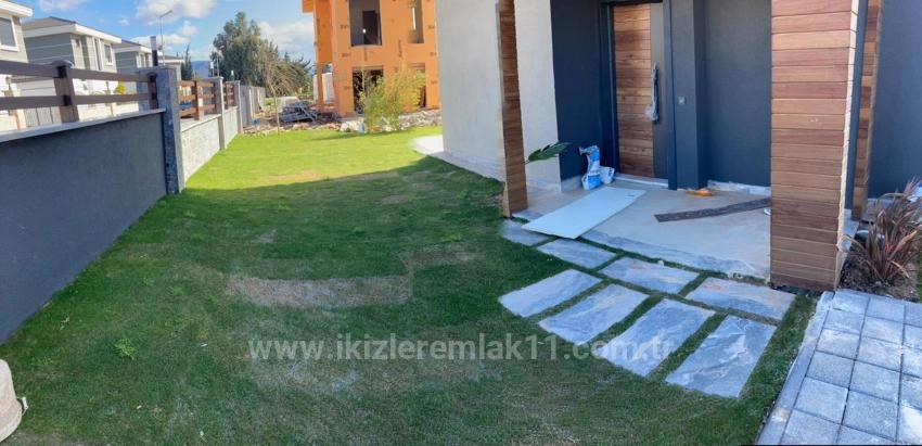 Seferihisar Doğanbey'de Satılık 3+1 Geniş Bahçeli Dubleks Villa