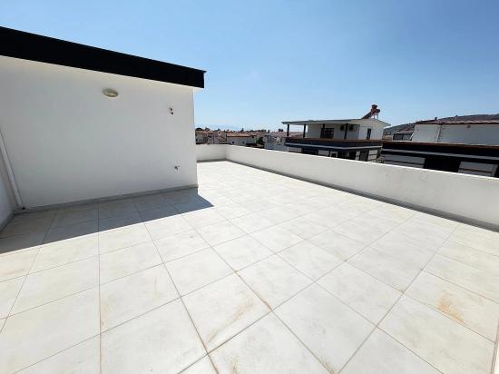 Seferihisar Doğanbey'de Denıze Yakın Satılık Genıs Bahcelı Sıfır 3+1 Villa