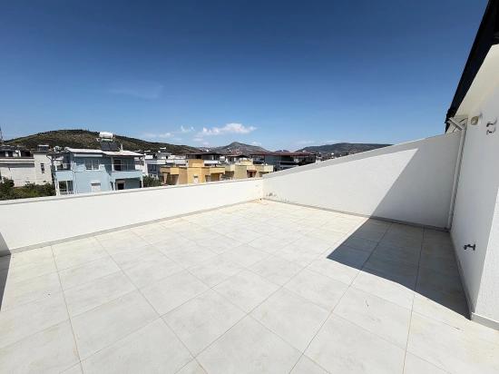 Seferihisar Doğanbey'de Denıze Yakın Satılık Genıs Bahcelı Sıfır 3+1 Villa