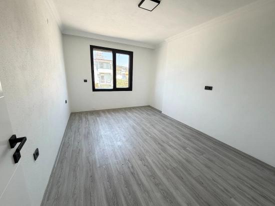 Seferihisar Doğanbey'de Denıze Yakın Satılık Genıs Bahcelı Sıfır 3+1 Villa