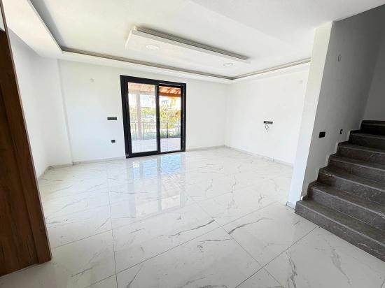 Seferihisar Doğanbey'de Denıze Yakın Satılık Genıs Bahcelı Sıfır 3+1 Villa