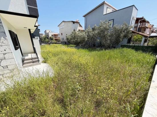 Seferihisar Doğanbey'de Denıze Yakın Satılık Genıs Bahcelı Sıfır 3+1 Villa