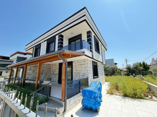 Seferihisar Doğanbey'de Denıze Yakın Satılık Genıs Bahcelı Sıfır 3+1 Villa
